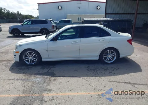 2012 Mercedes-Benz C 250 Sport z USA, uszkodzony, nr VIN WDDGF4HB5CR222002